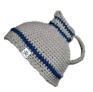 Handgestrickte Mütze in Form eines Bembels in der Farbe Grau mit blauen Rändern, hergestellt von Rewollte