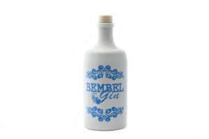 Weiße Flasche aus Kermaik mit der Aufschrift Bembel Gin.