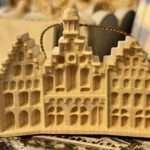 Holzanhänger in Form des Frankfurter Römer